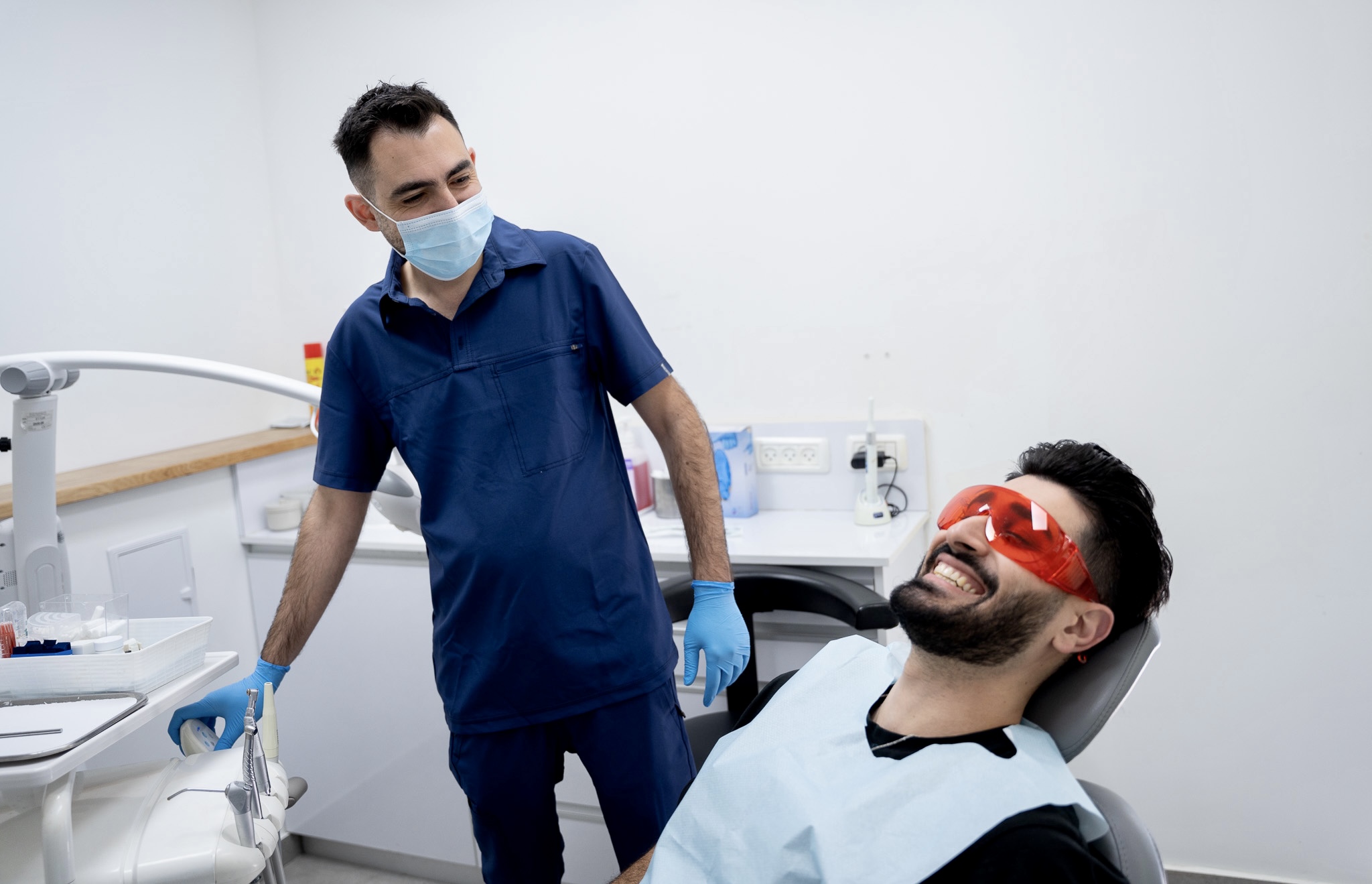 מטופל מחייך עם ד״ר יוסופוב במרפאה